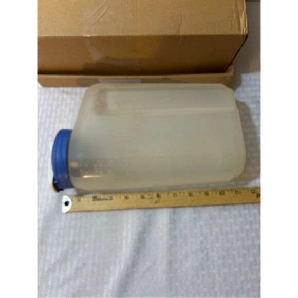 Rubbermaid 2.75/88oz qt pitcher container blue lid discoloration - Picture 3 of 3